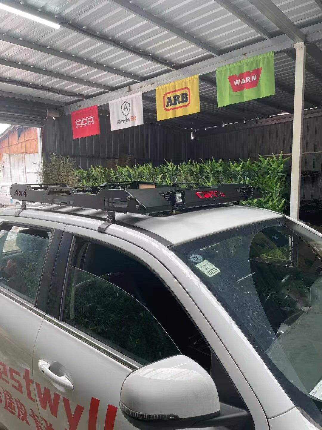 Pickup Truck Aluminum Tonneau Cover | Hard Lid & Hydraulic Flat Cap with Roof Rack Options