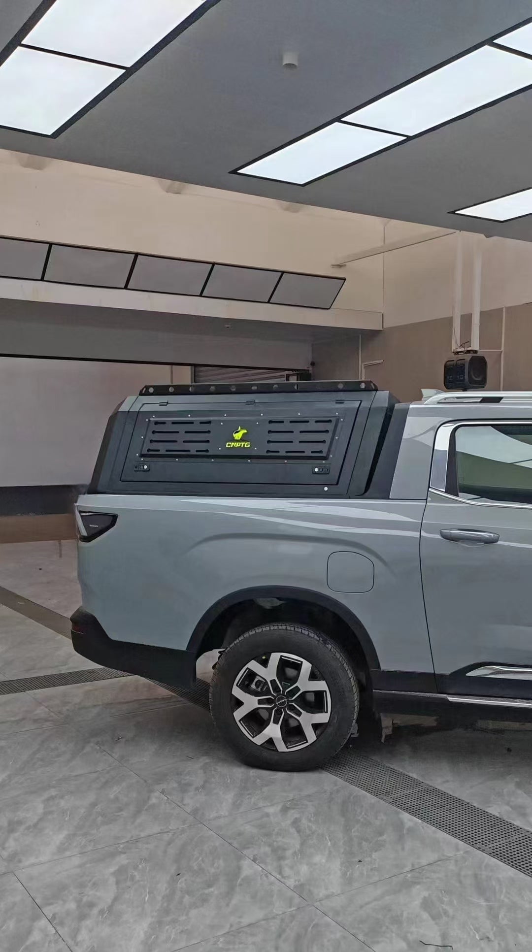 Pickup Truck Aluminum Tonneau Cover | Hard Lid & Hydraulic Flat Cap with Roof Rack Options