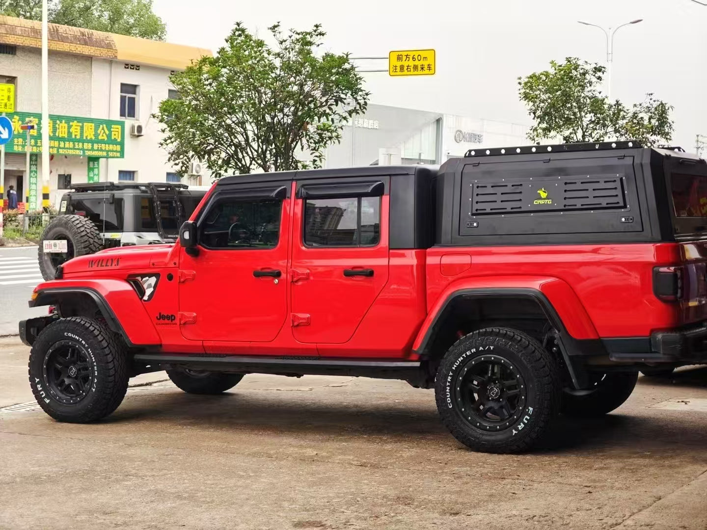 Pickup Truck Aluminum Tonneau Cover | Hard Lid & Hydraulic Flat Cap with Roof Rack Options