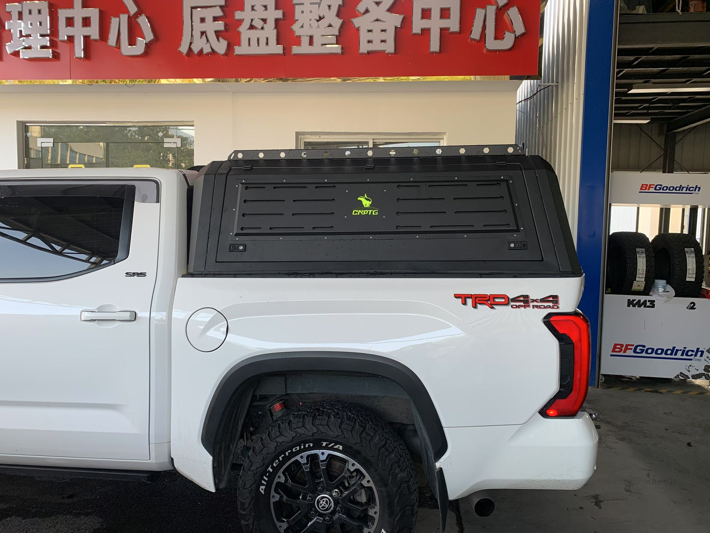 Pickup Truck Aluminum Tonneau Cover | Hard Lid & Hydraulic Flat Cap with Roof Rack Options