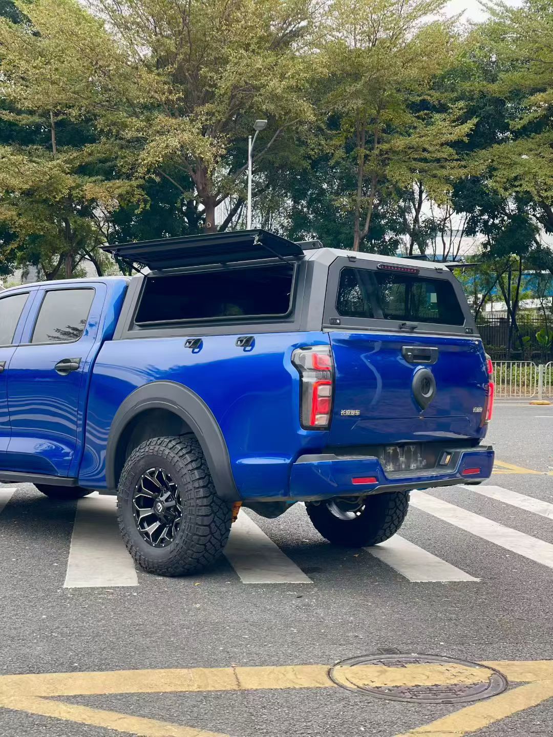 Pickup Truck Aluminum Tonneau Cover | Hard Lid & Hydraulic Flat Cap with Roof Rack Options