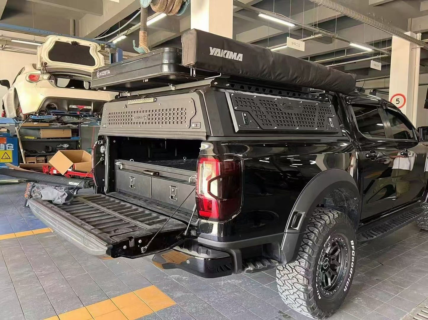 Pickup Truck Aluminum Tonneau Cover | Hard Lid & Hydraulic Flat Cap with Roof Rack Options