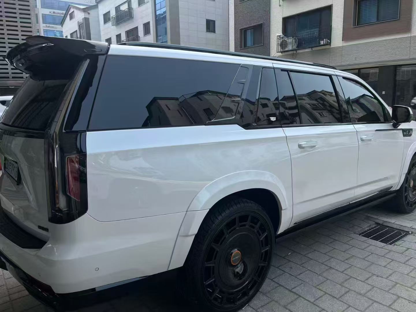 Cadillac Escalade Dry Carbon Fiber M-Style Full Body Kit