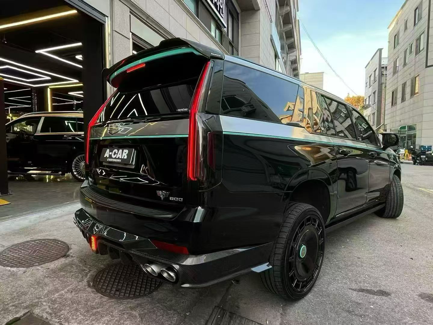 Cadillac Escalade Dry Carbon Fiber M-Style Full Body Kit
