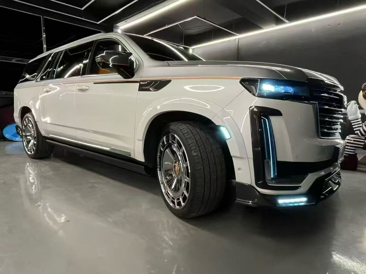 Cadillac Escalade Dry Carbon Fiber M-Style Full Body Kit